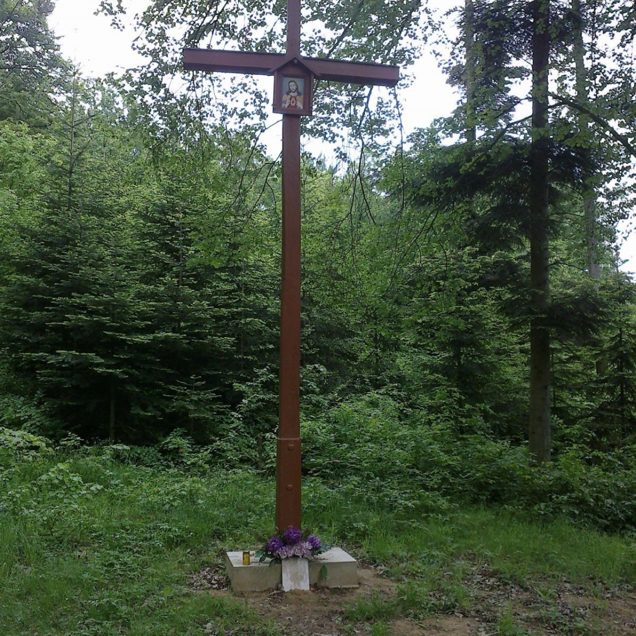 zlámaný kříž nad obcí Řícmanice