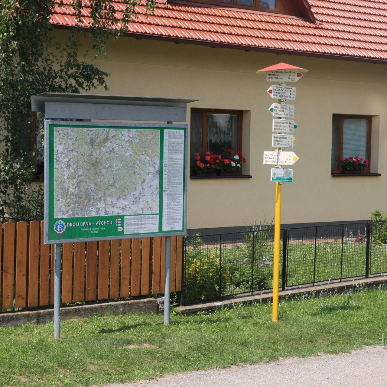 Turistické rozcestí Babice nad Svitavou, horní konec
