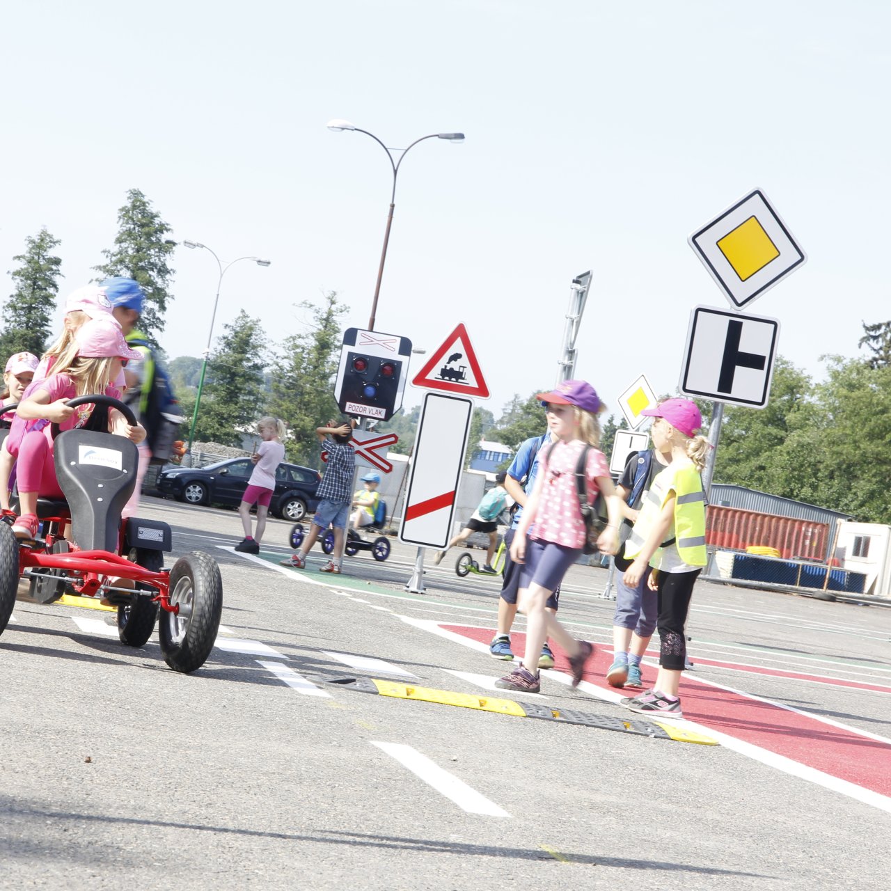 Oranžové dětské dopravní hřiště