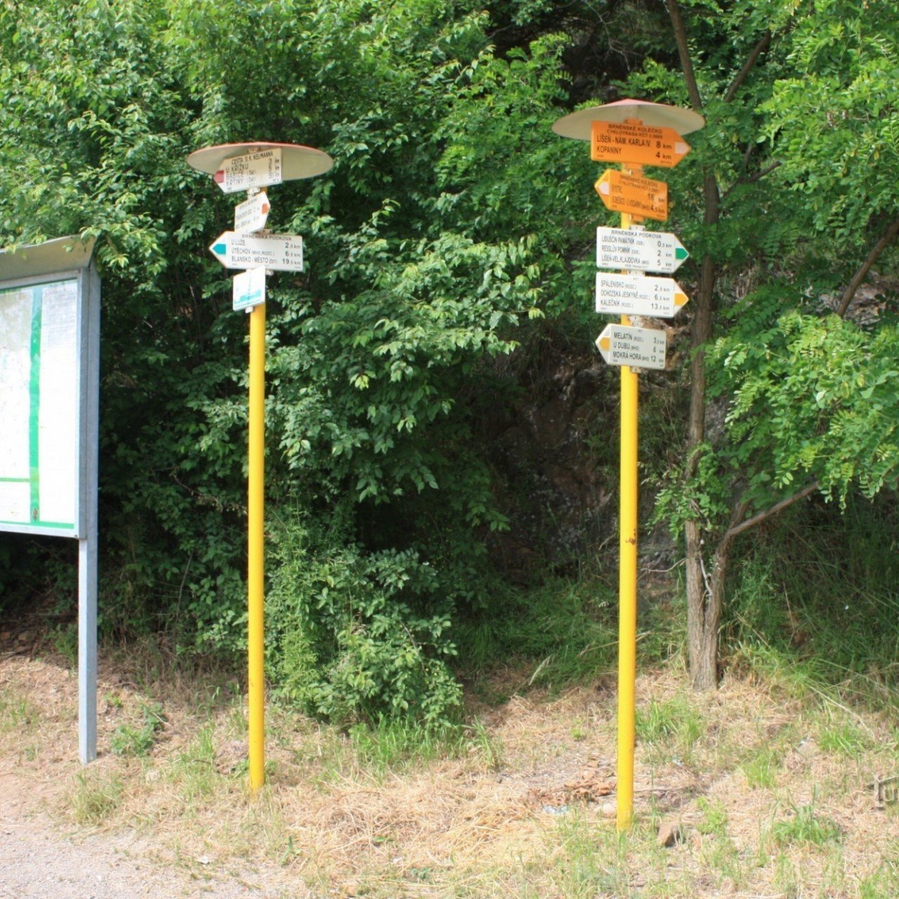 Turistické rozcestí Bílovice nad Svitavou, sokolovna