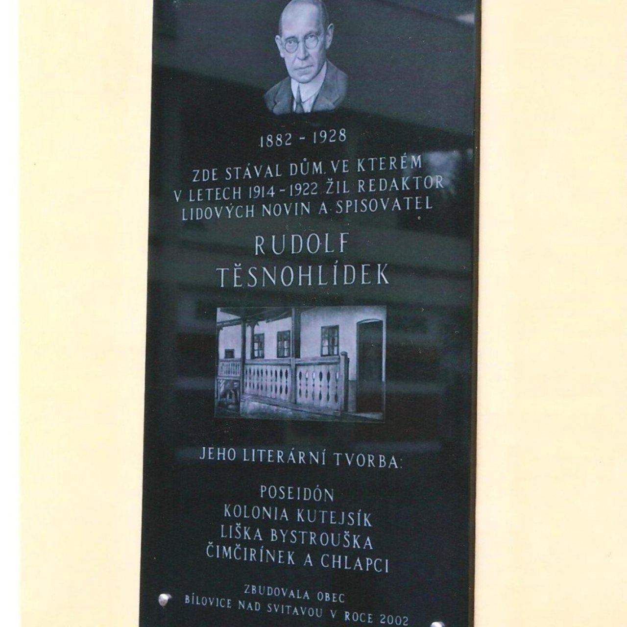 Bílovice nad Svitavou - pamětní deska Rudolfa Těsnohlídka