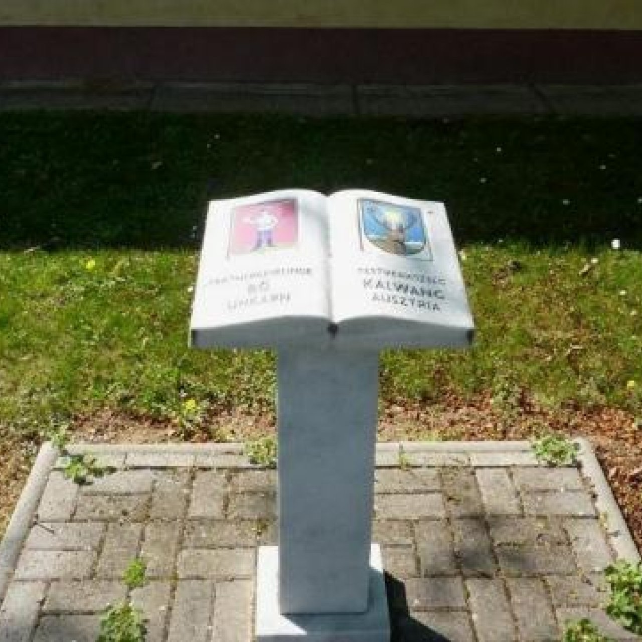 BŐ ÉS KALWANG KÖZSÉGEK PARTNERSÉGÉNEK EMLÉKKÖVE BŐBEN