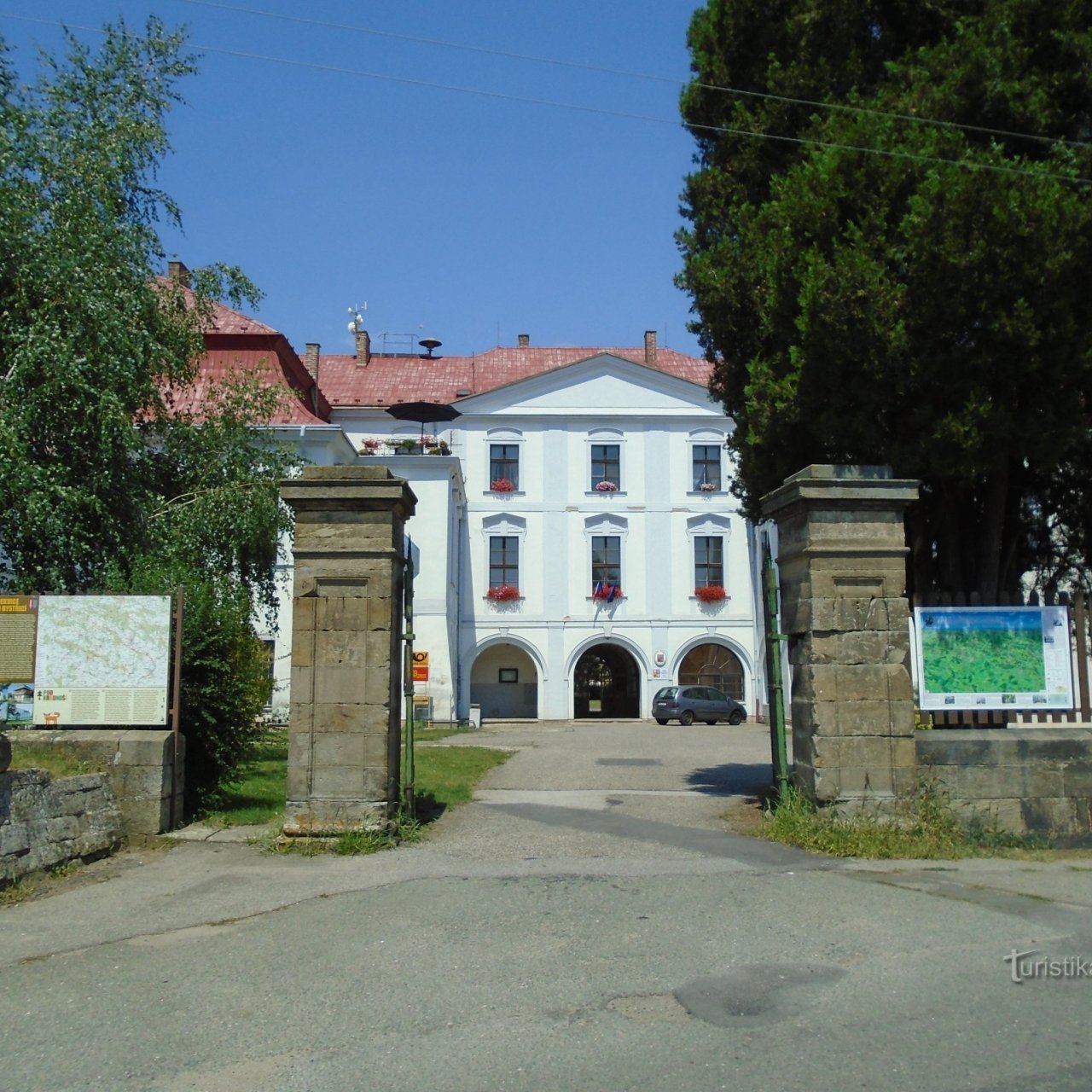 Zámek v Cerekvici nad Bystřicí