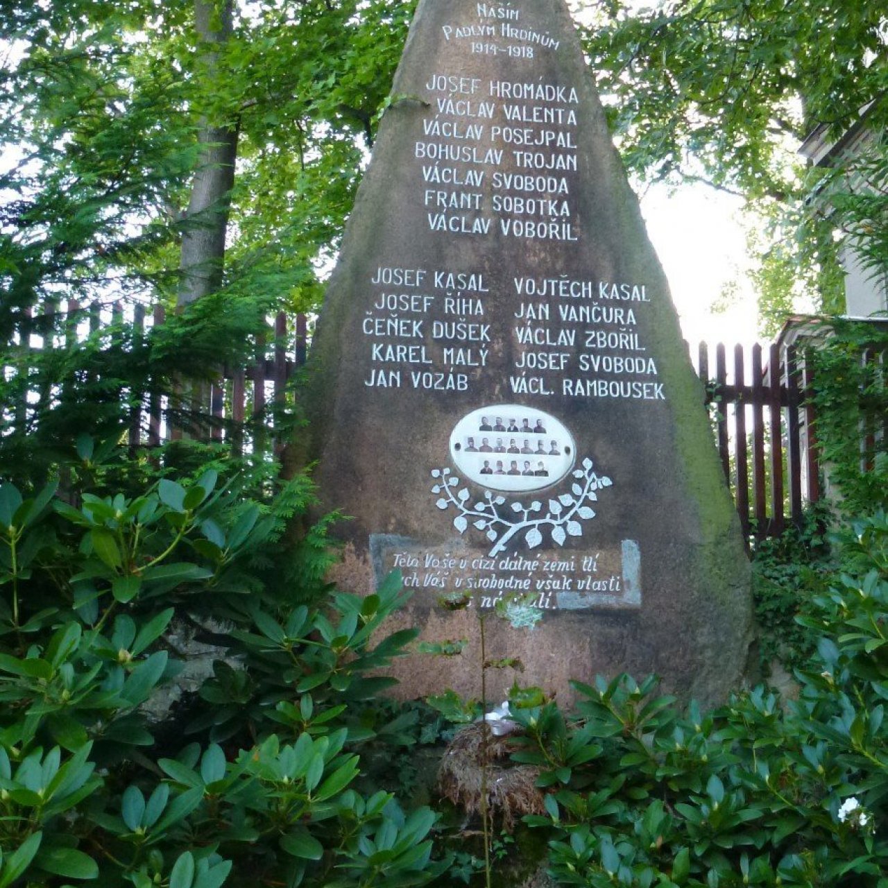 CHVALETICE - POMNÍK PADLÝM