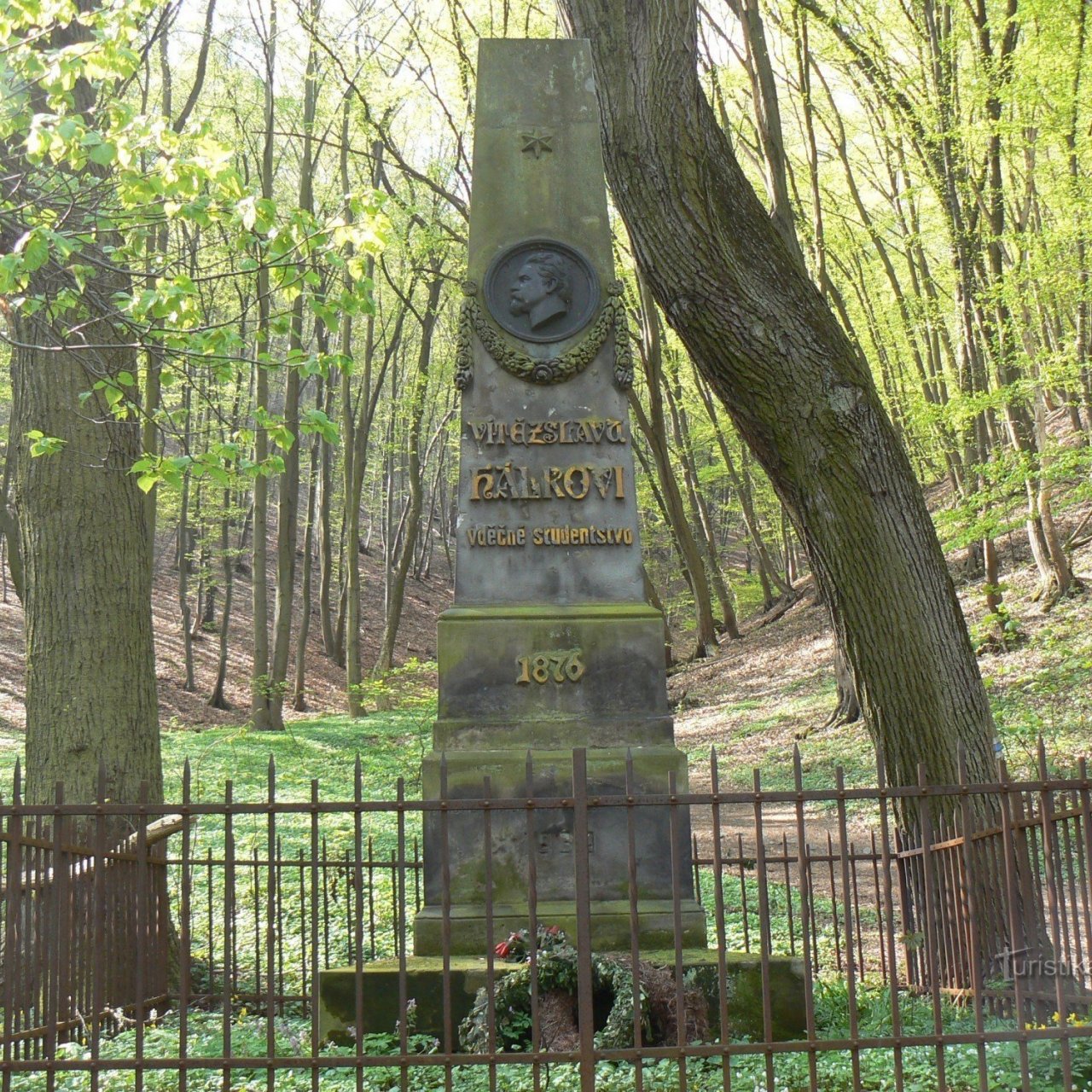 Památník Vítězslav Hálek, u turistického rozcestníku mezi Zbraslav - Točná