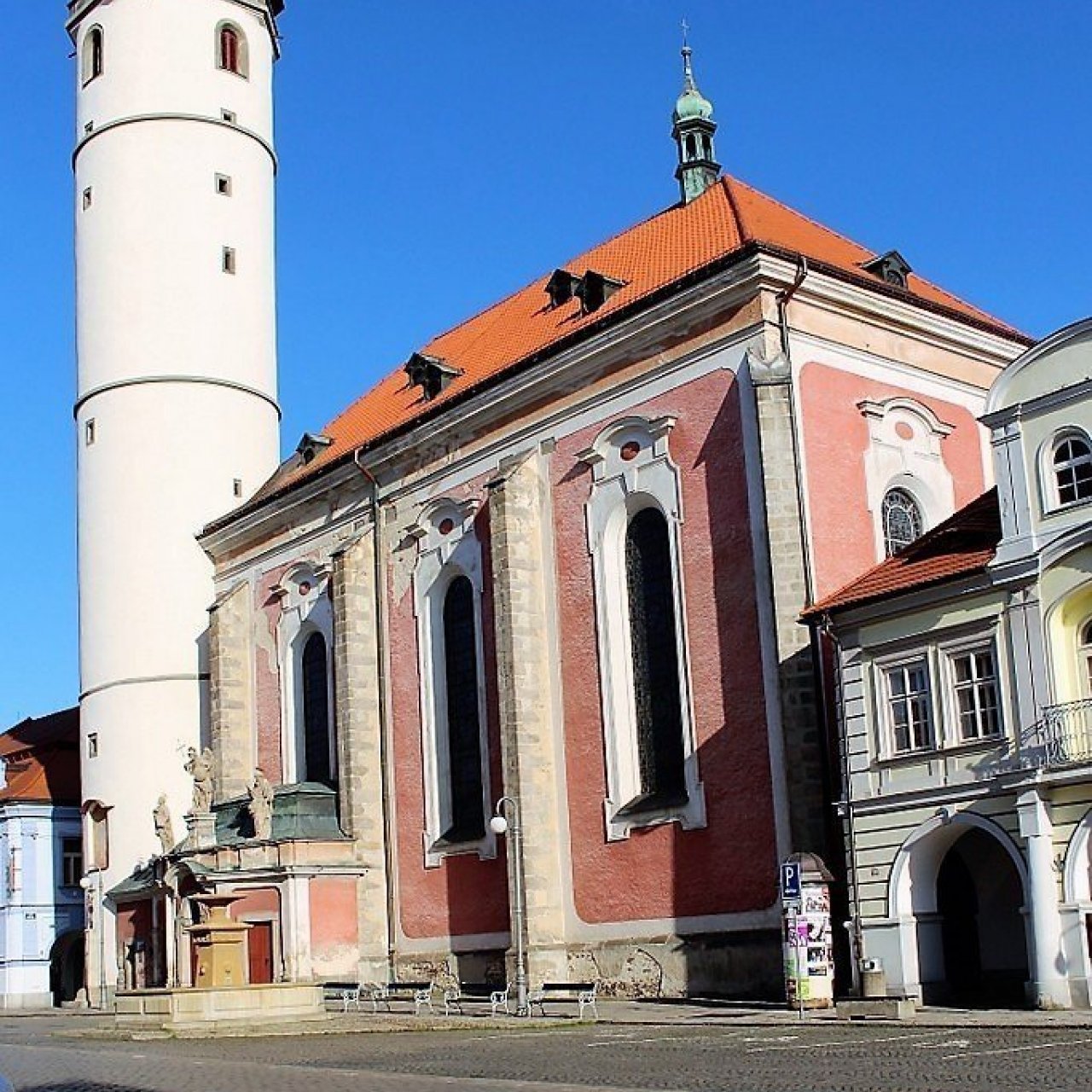Kostel Narození Panny Marie na náměstí Míru v Domažlicích.