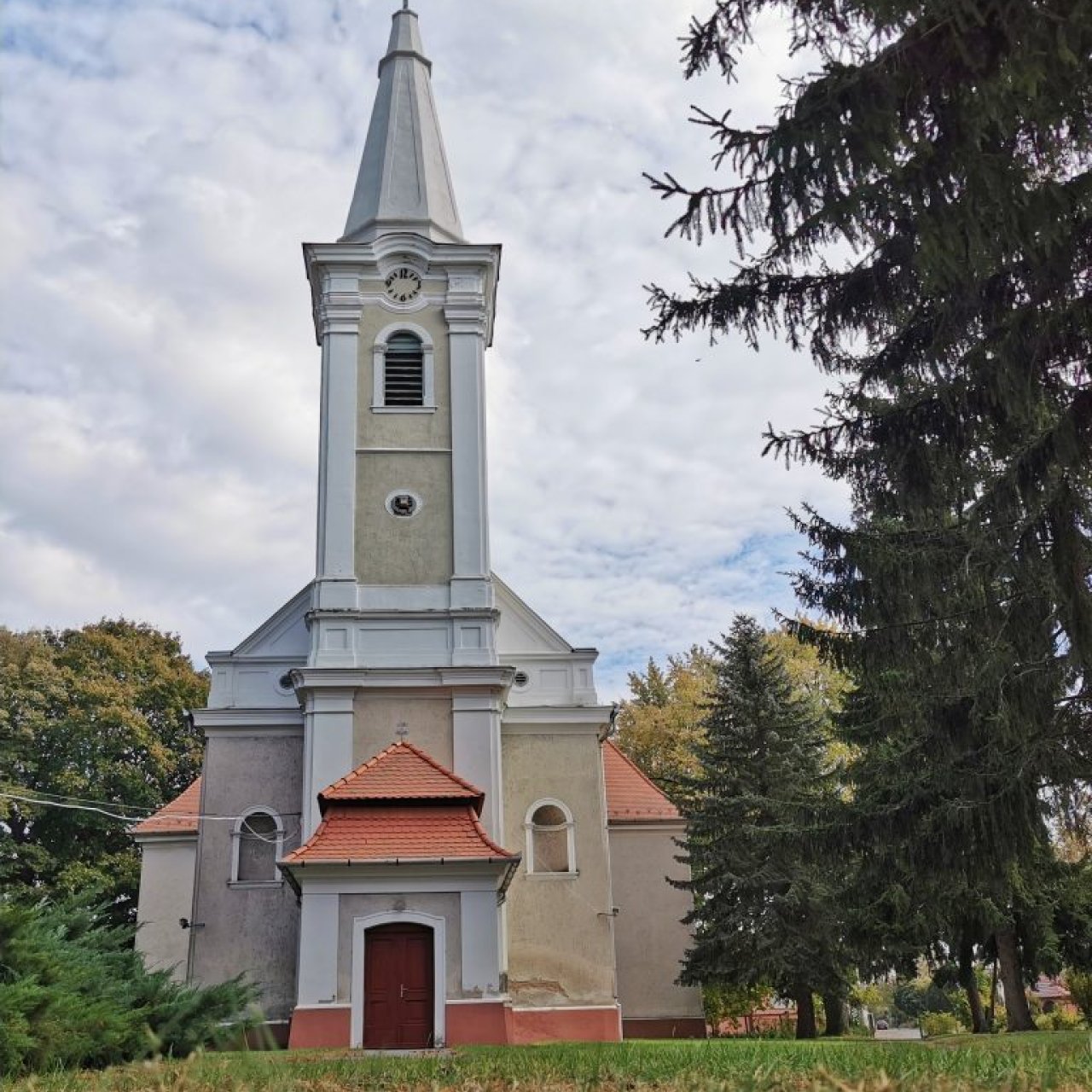 Szent Erzsébet Római Katolikus plébániatemplom Szent Erzsébet ereklyéjével