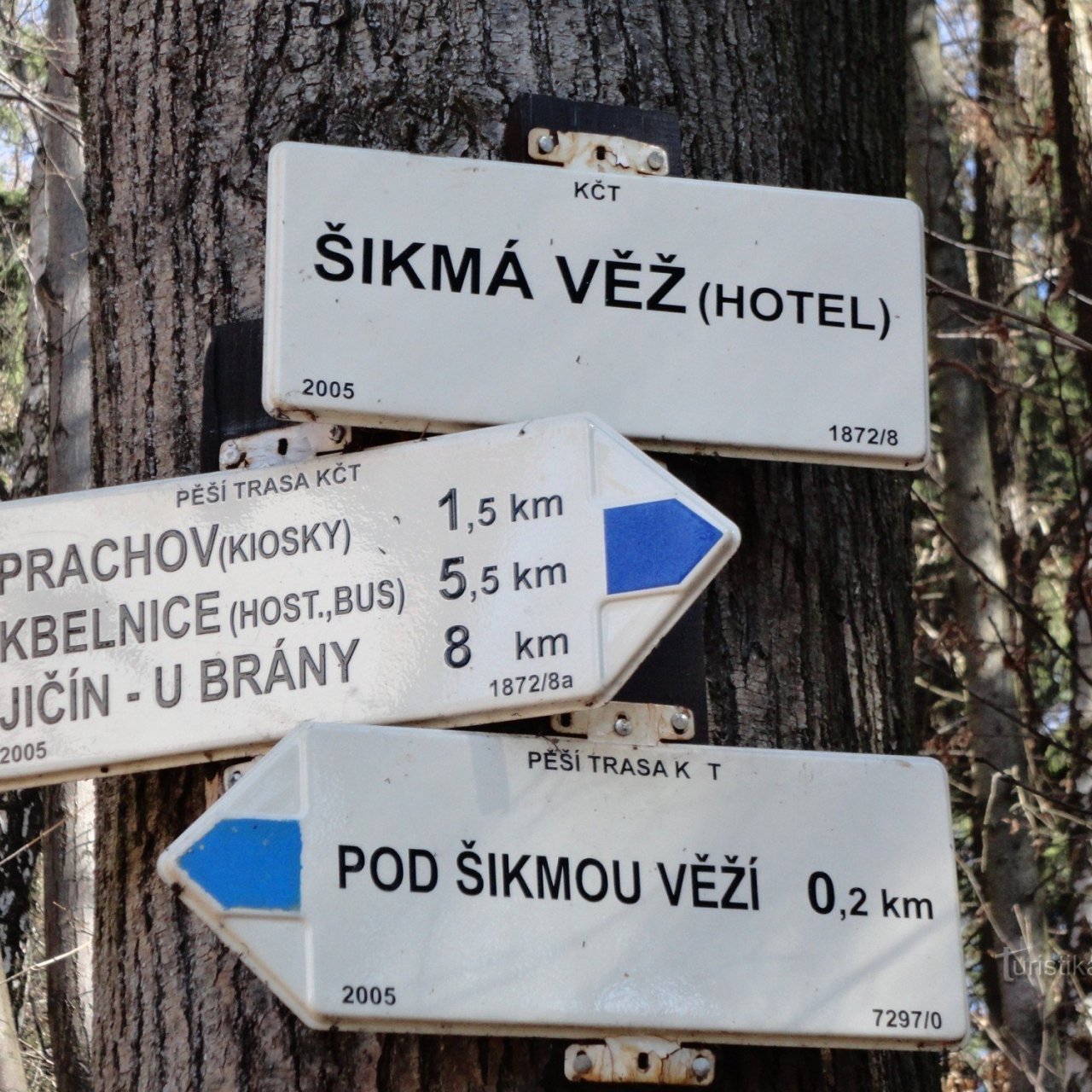 Prachovské skály - turistické rozcestí u hotelu Šikmá věž
