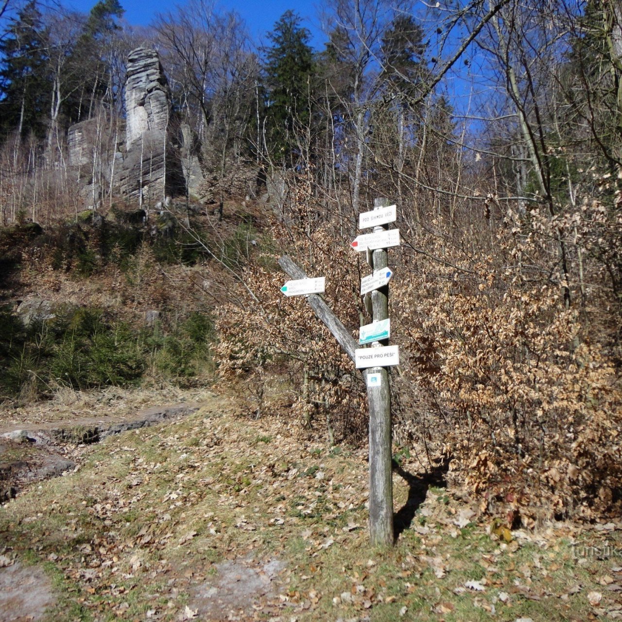 Prachovské skály - turistické rozcestí Pod Šikmou věží