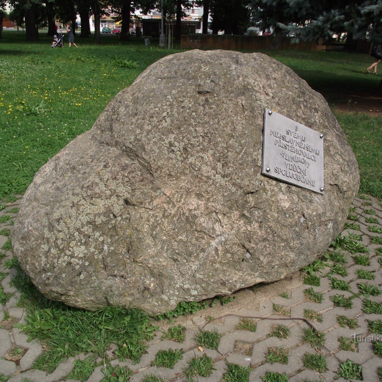 Humpolec – Hliníkova pamětní deska a Hujerova švestička (park Stromovka)