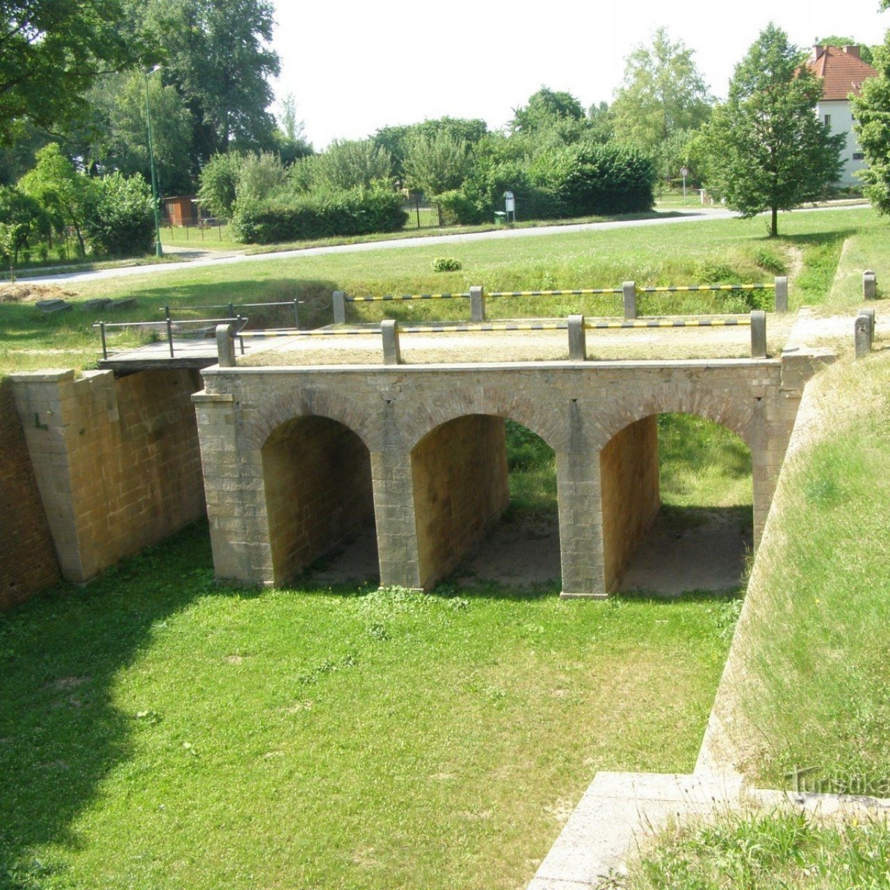 Josefov - vykopaný most