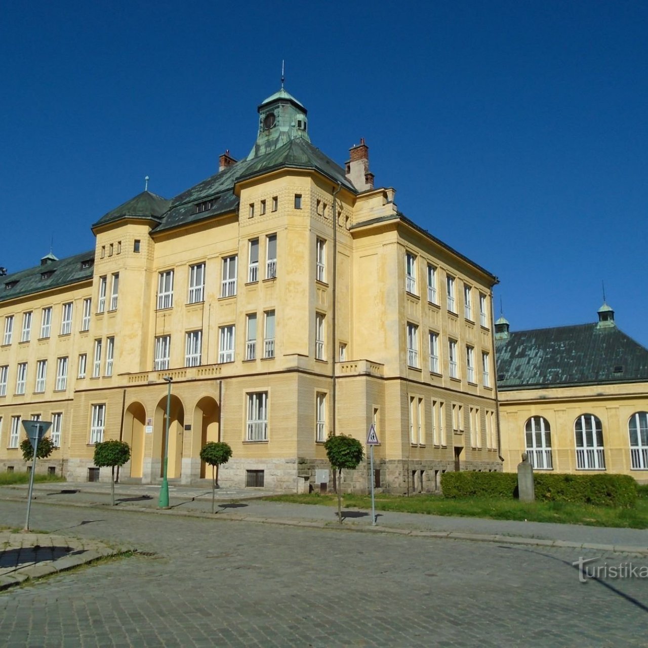 Výstavba budovy škol dívčích v Jaroměři v letech 1913-1914