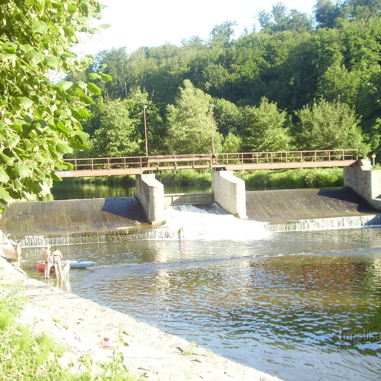 Splav na Divoké Orlici v Kostelci nad Orlicí