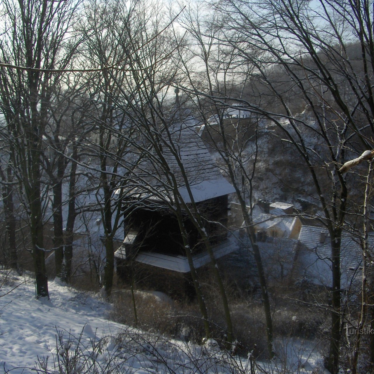 Dřevěná zvonice v krupce.