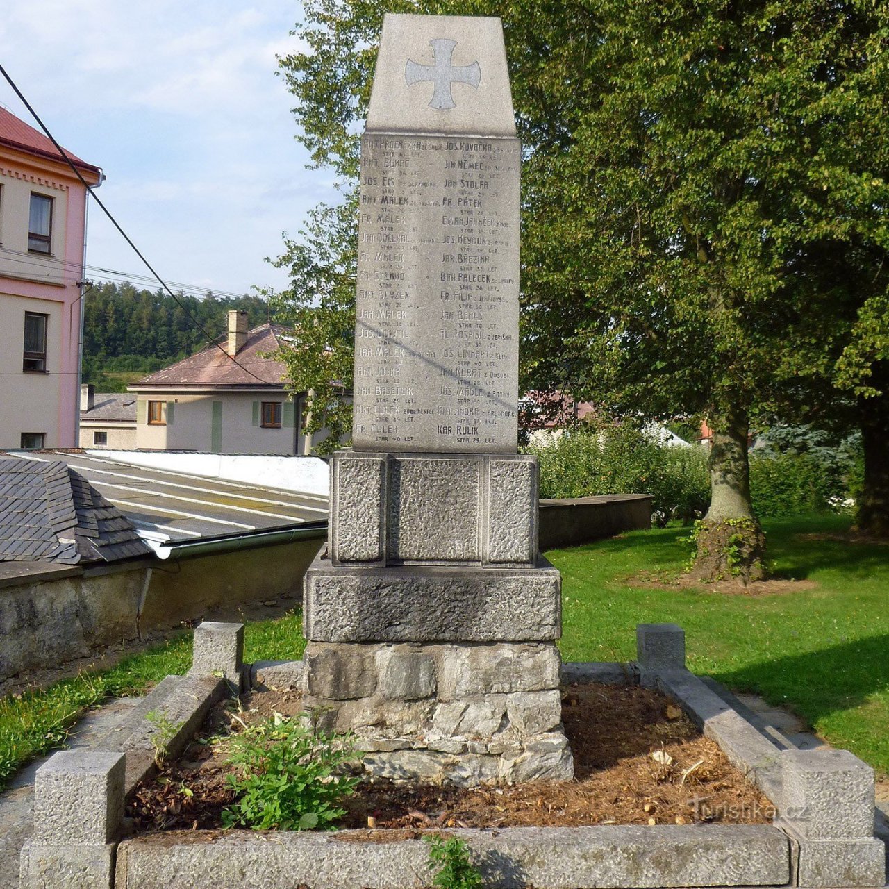 Pomník padlých u kostela sv. Jiljí
