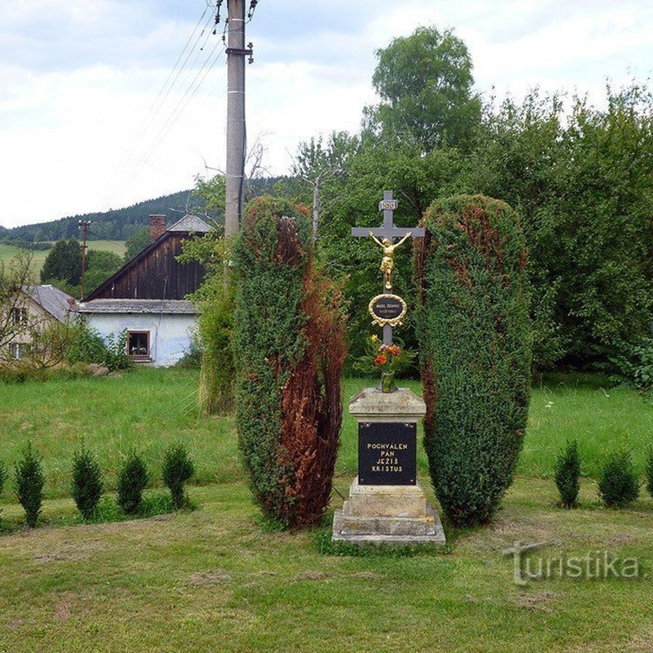 Kříž v obci Kladruby