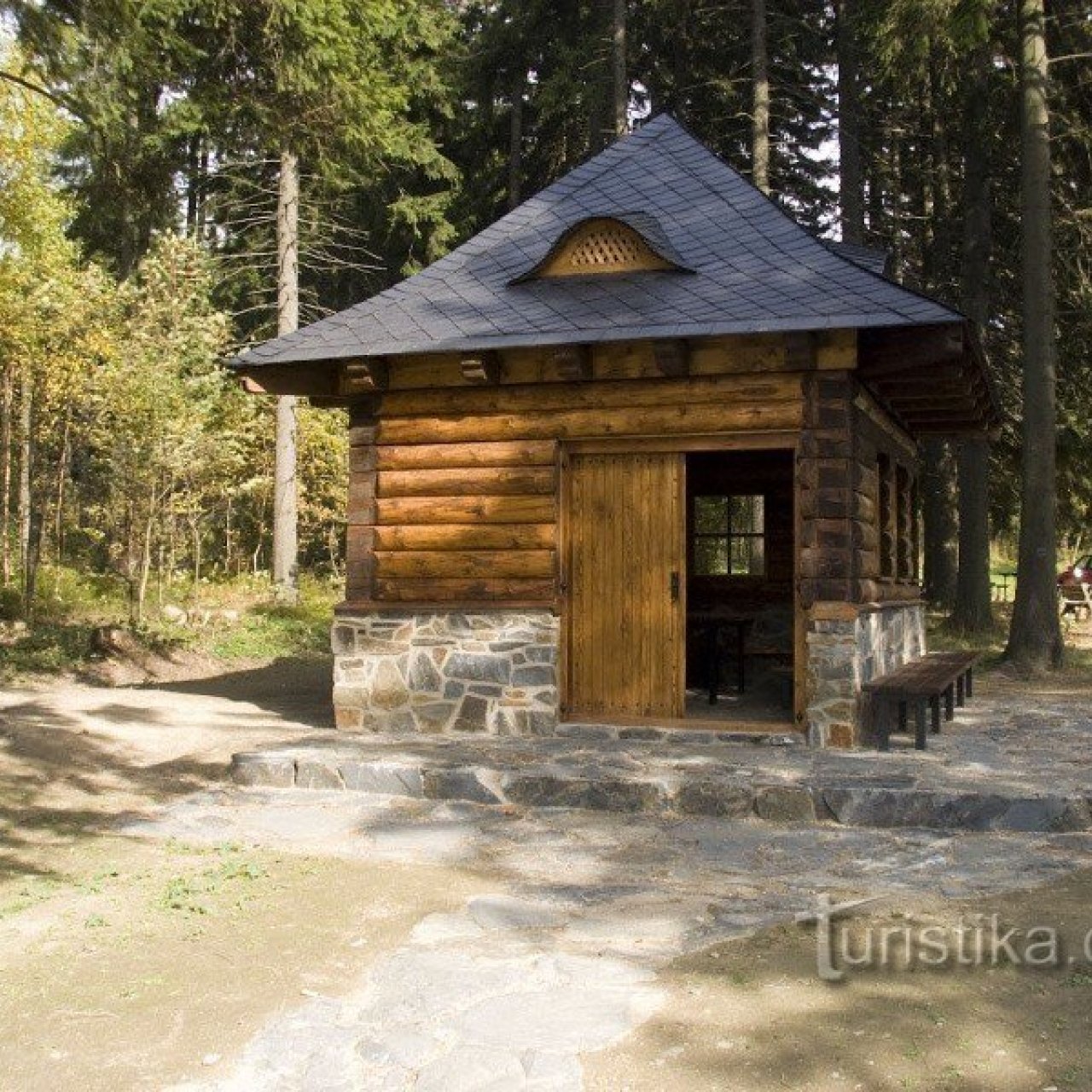 Ramzová - turistický přístřešek na rozvodí