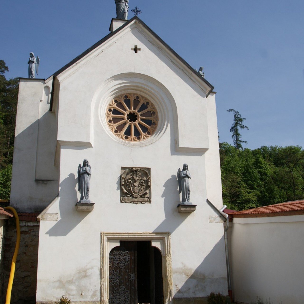 Lysice – hrobka Dubských z Třebomyslic s kaplí Povýšení Svatého kříže