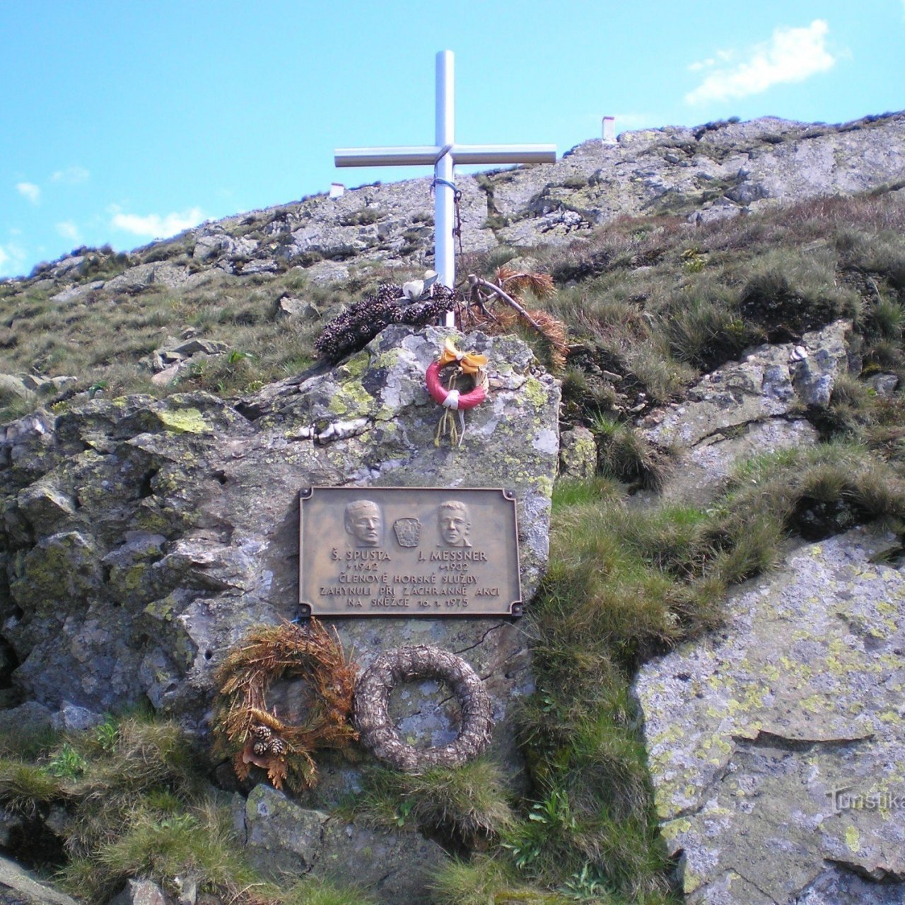 Památník členům horské služby na svahu Sněžky
