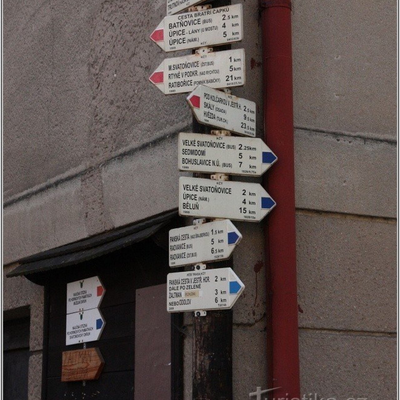 Hlavní turistické rozcestí v Malých Svatoňovicích