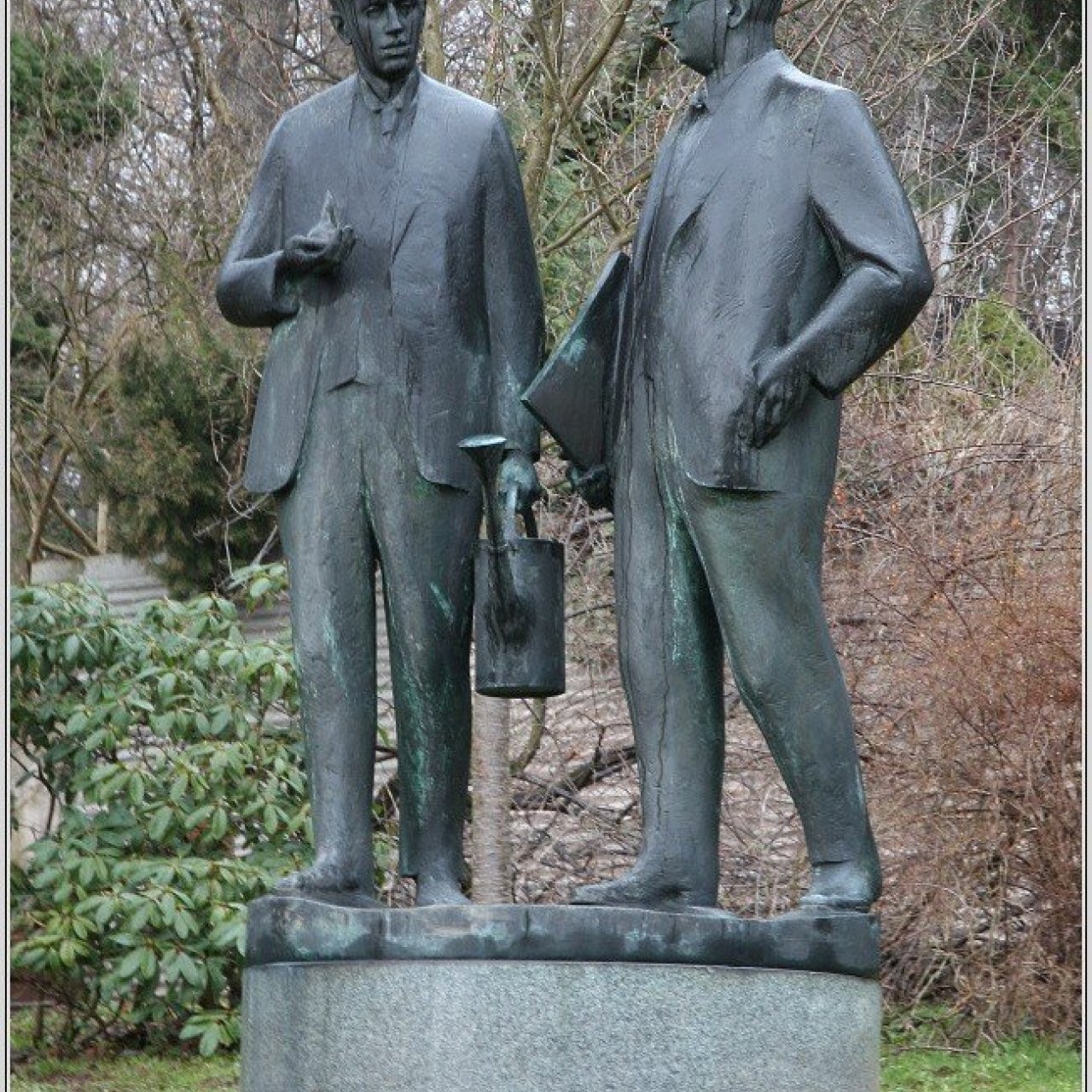 Pomník bratří Čapků v Malých Svatoňovicích