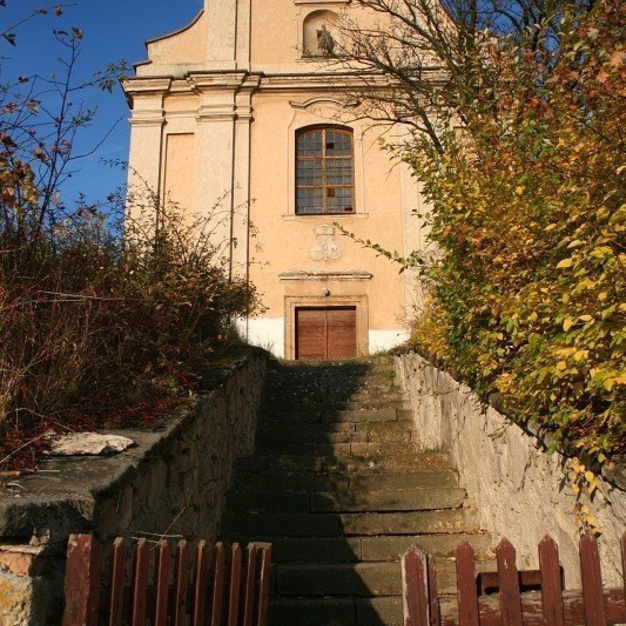 Sutom - kostel a pam.chr. areál sv.Petra