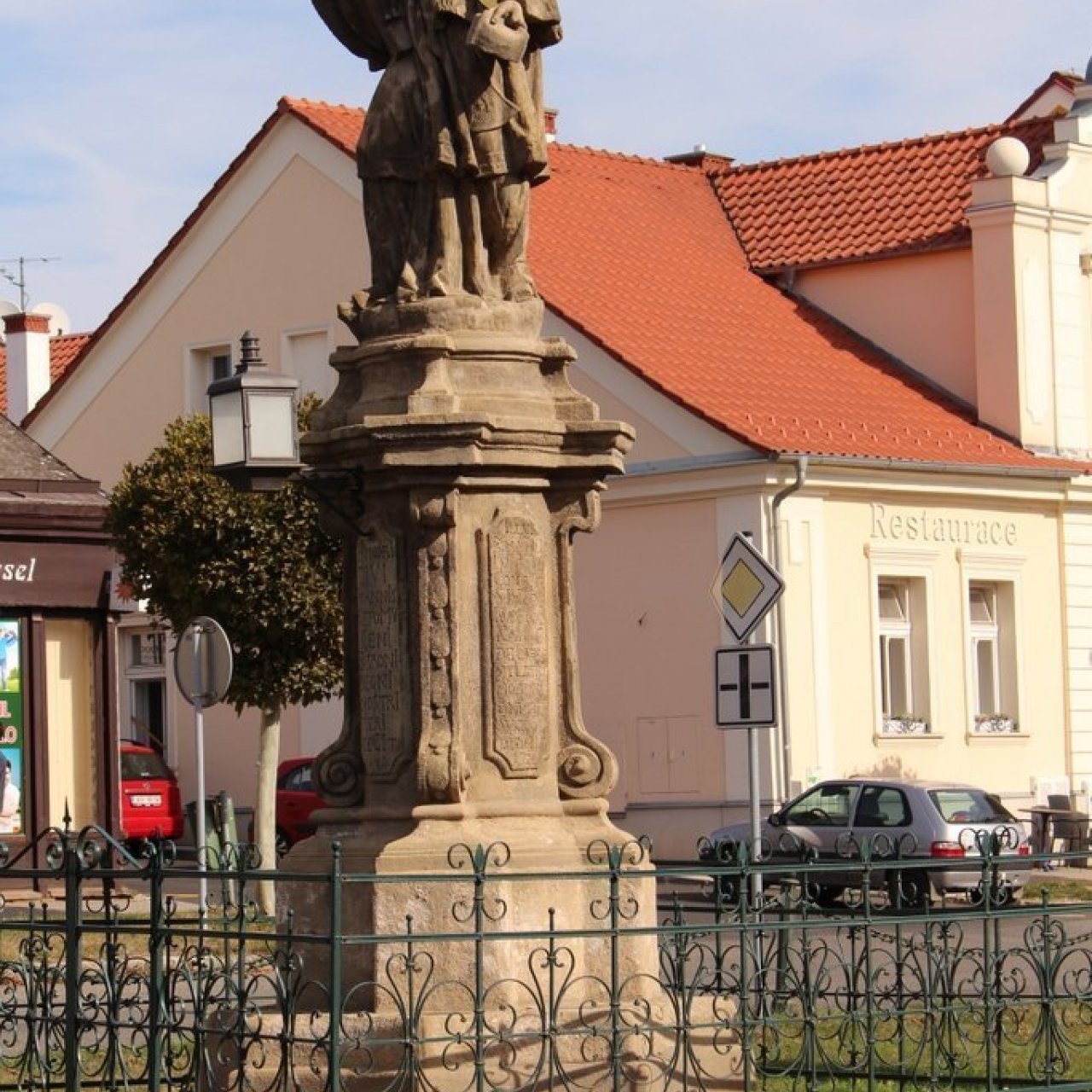 Radnice, socha sv. Jana z Nepomuku.