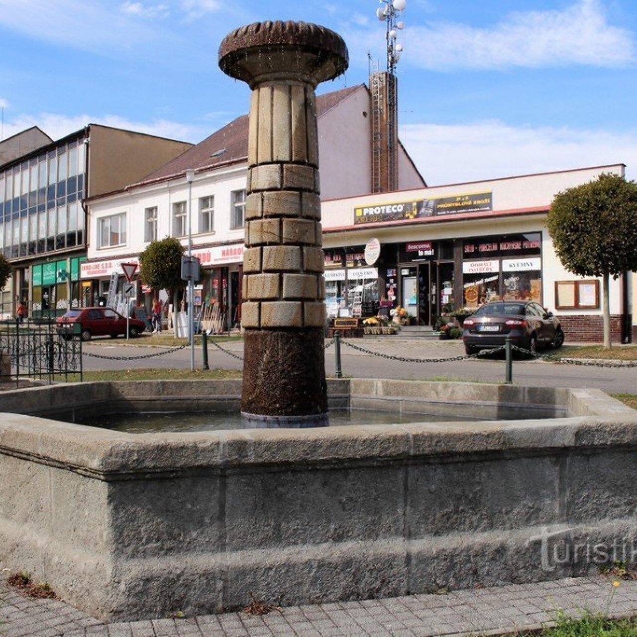 Radnice, kašna na náměstí Kašpara Šternberka.