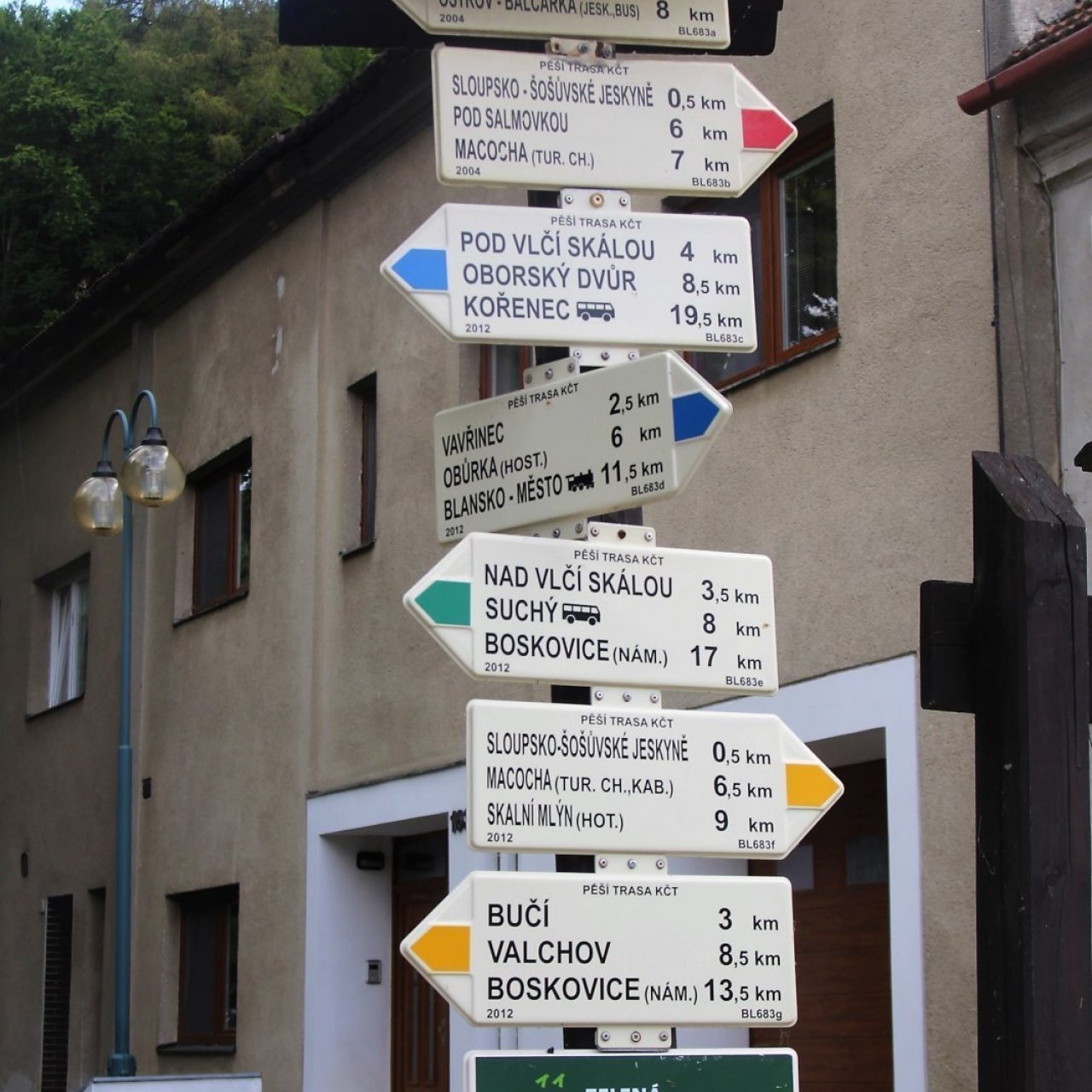 Turistické rozcestí Sloup v Moravském krasu