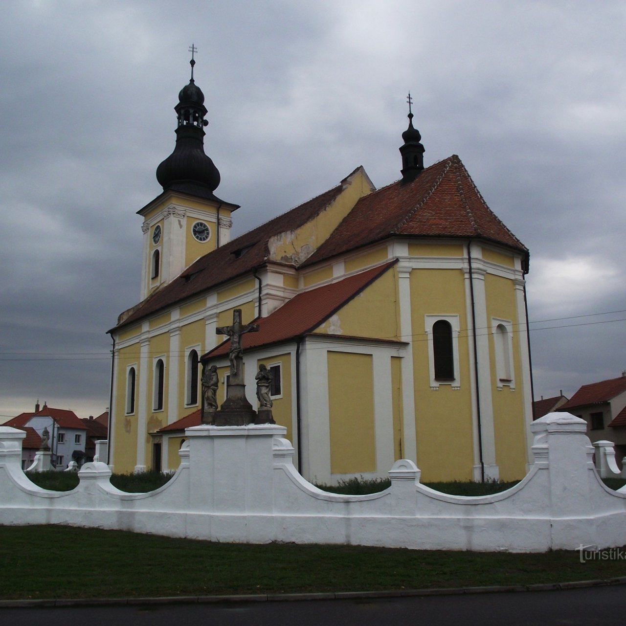 Milotice – kostel Všech svatých a sochařská galerie na ohradní zdi