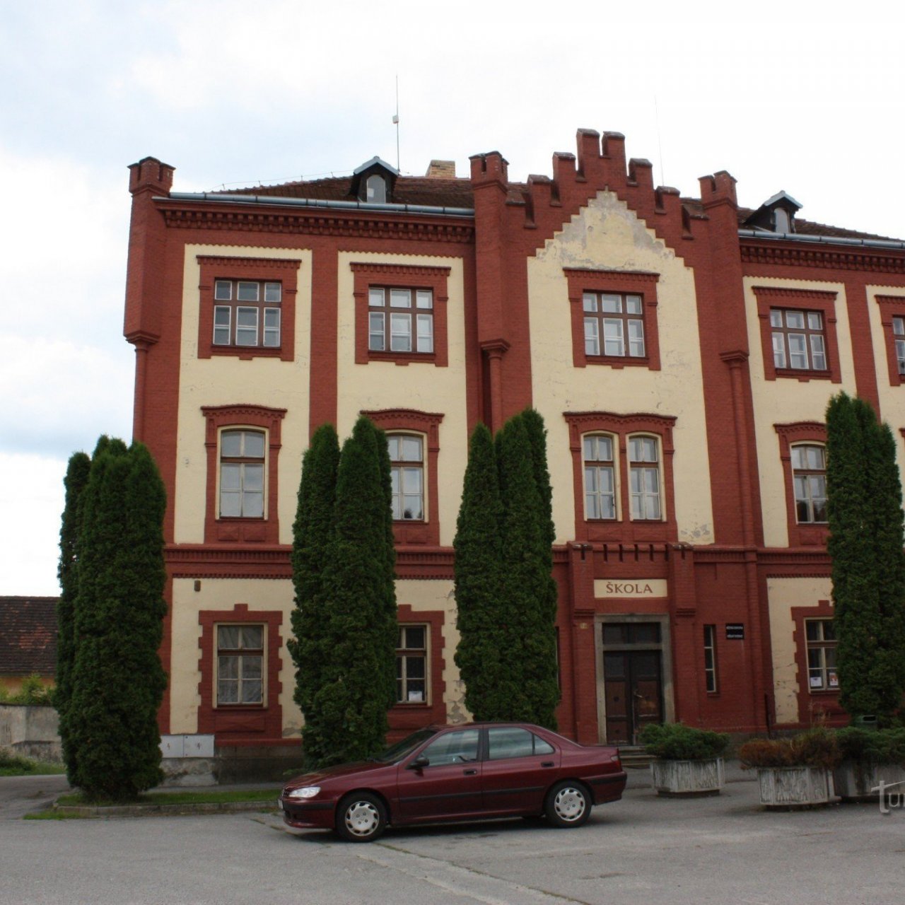 Stará škola v novogotickém slohu na Starém Městě v Netolicích