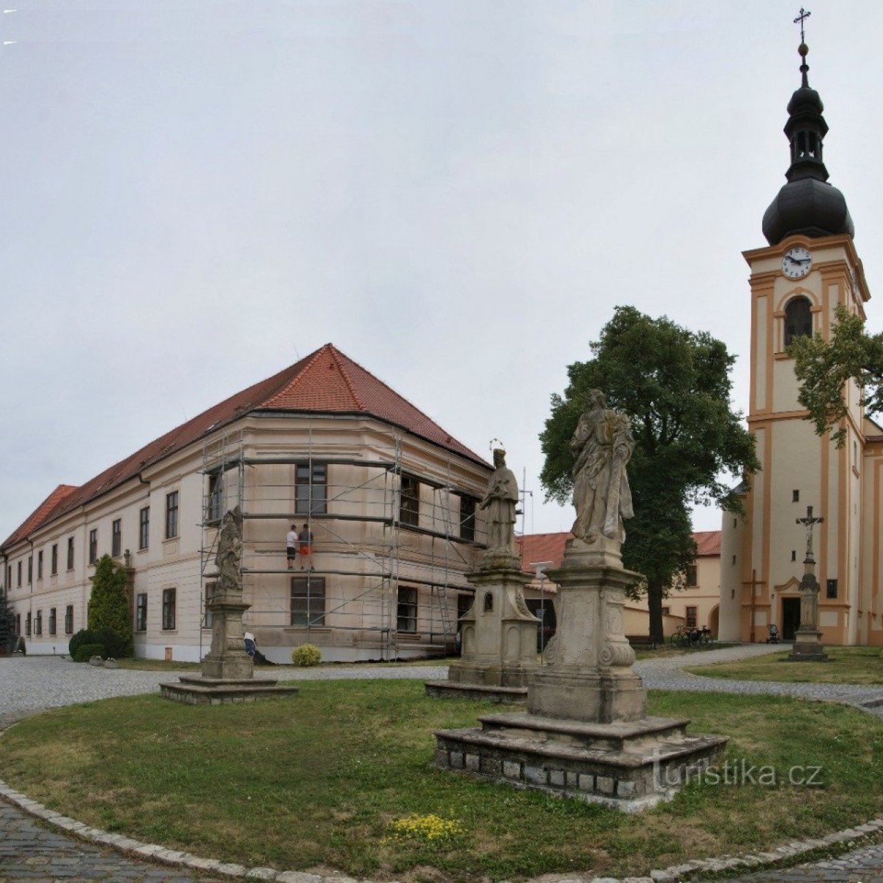 Nezamyslice - nám. děk. Františka Kvapila („venkovní muzeum památek“)