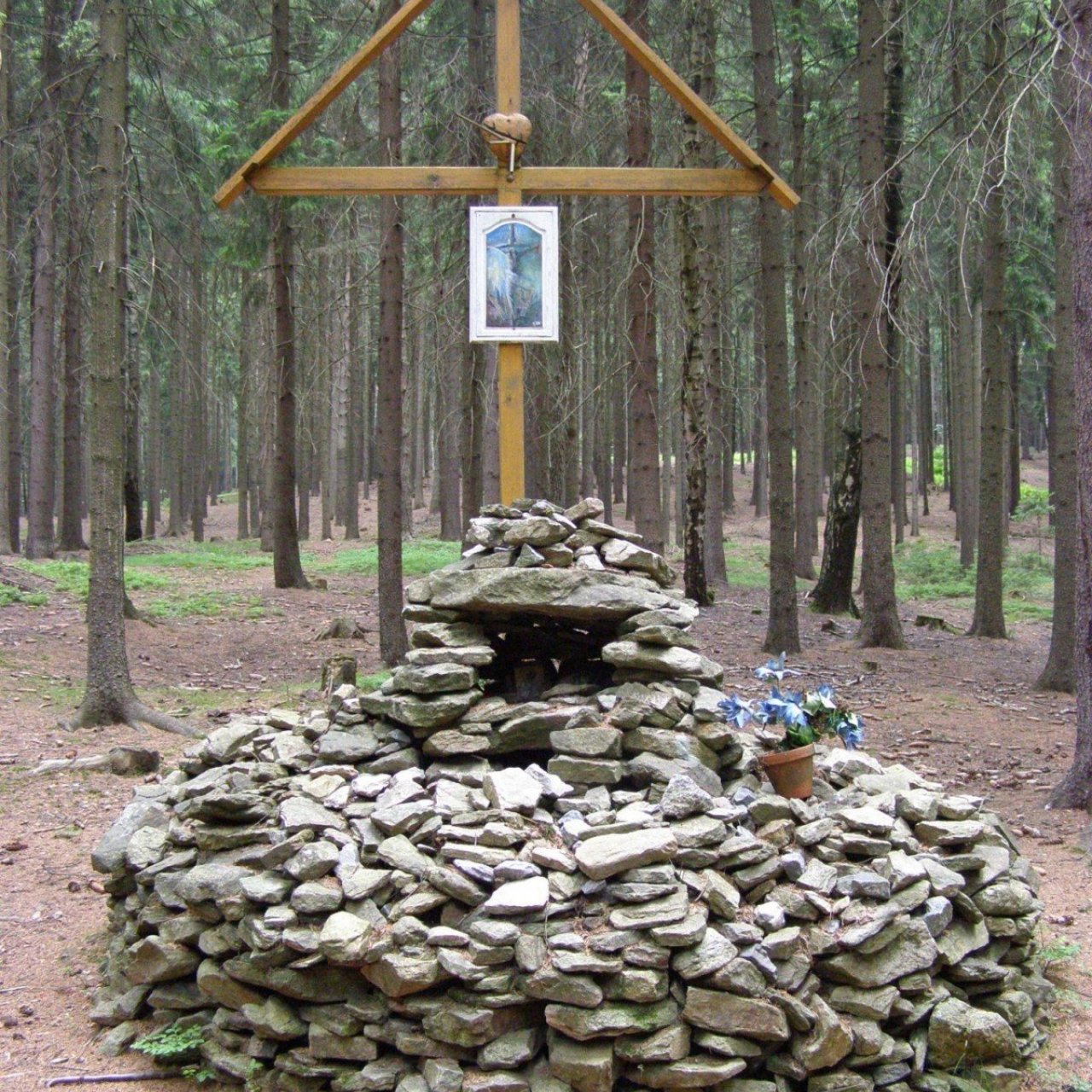 kamenný pomník s křížkem u Nového Města na Moravě