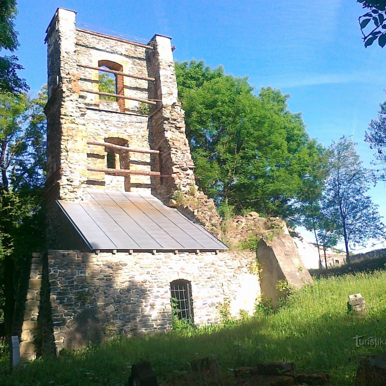 Zřícenina zvonice.
