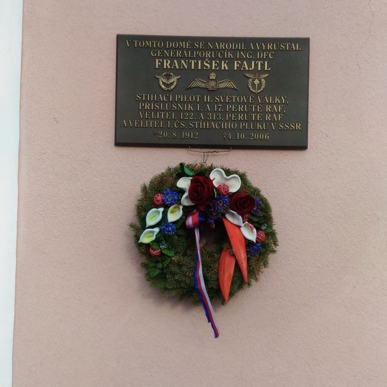 Pamětní deska generálporučíka Františka Fajtla.