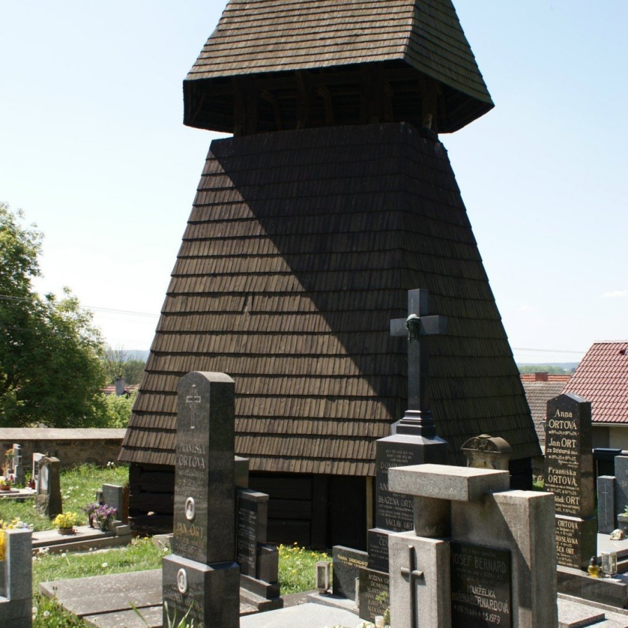 Osek (u Sobotky) – dřevěná zvonice a kostel Nanebevzetí Panny Marie