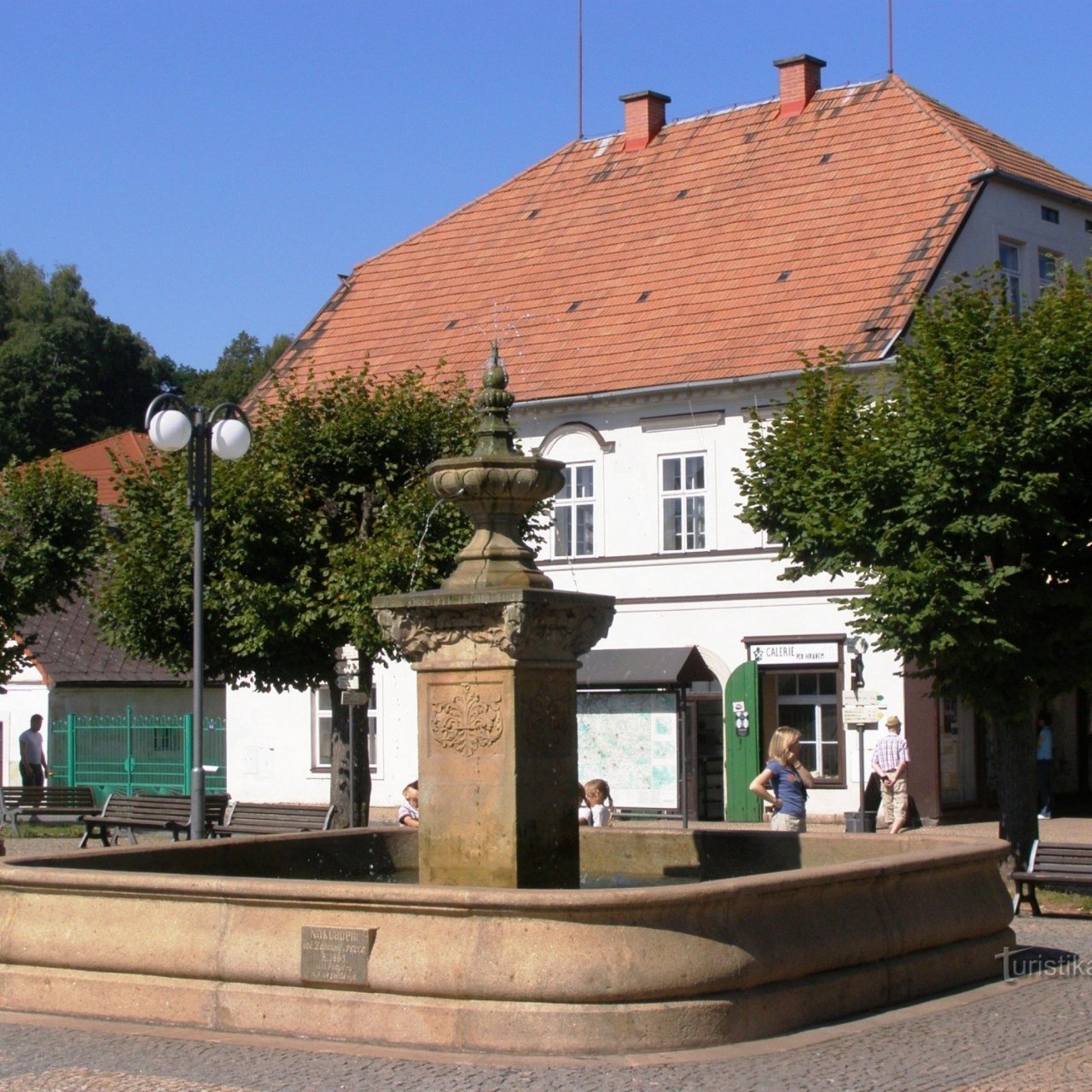 turistické rozcestí Pecka - náměstí