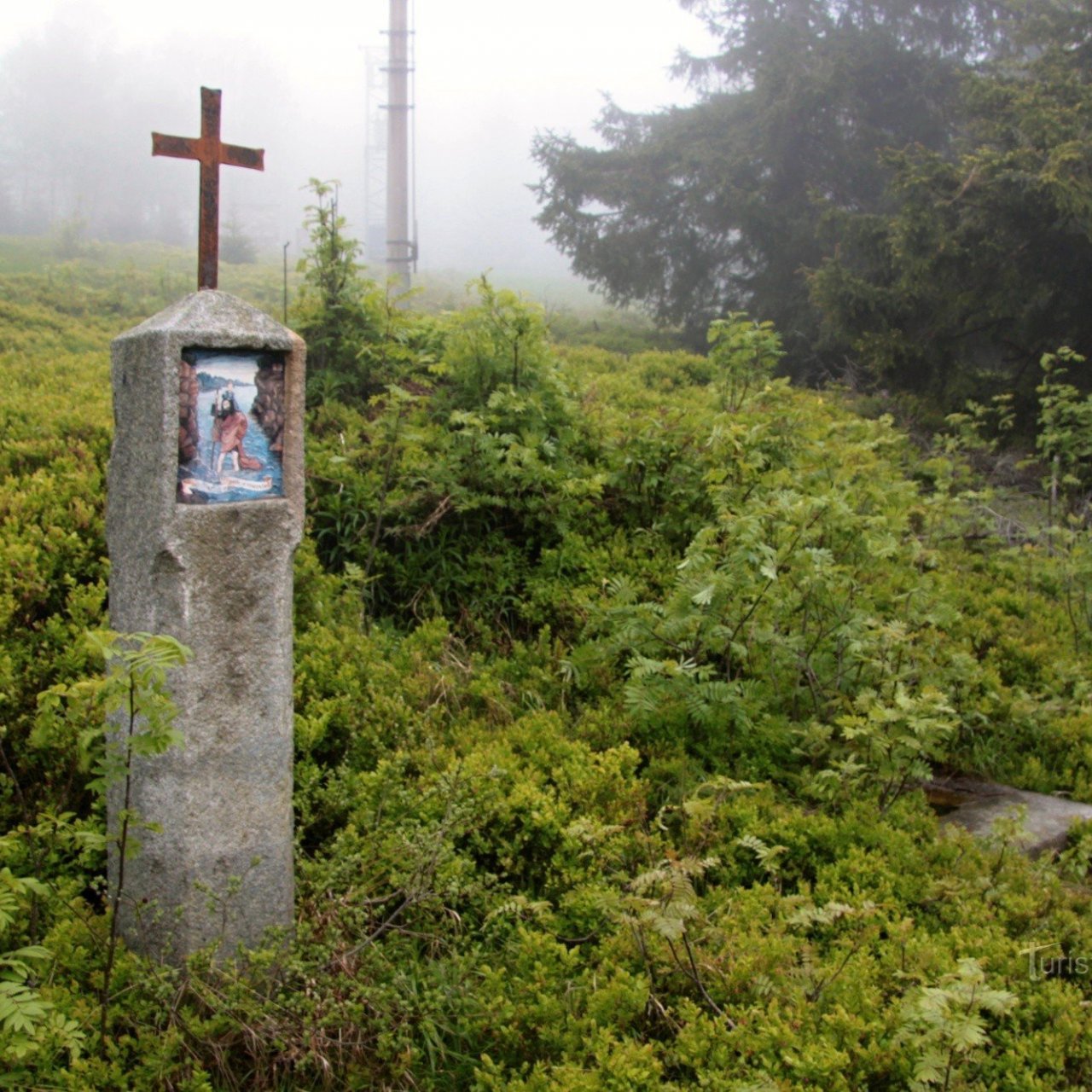 Zastávka u křížku a studánky pod Huťskou Horou