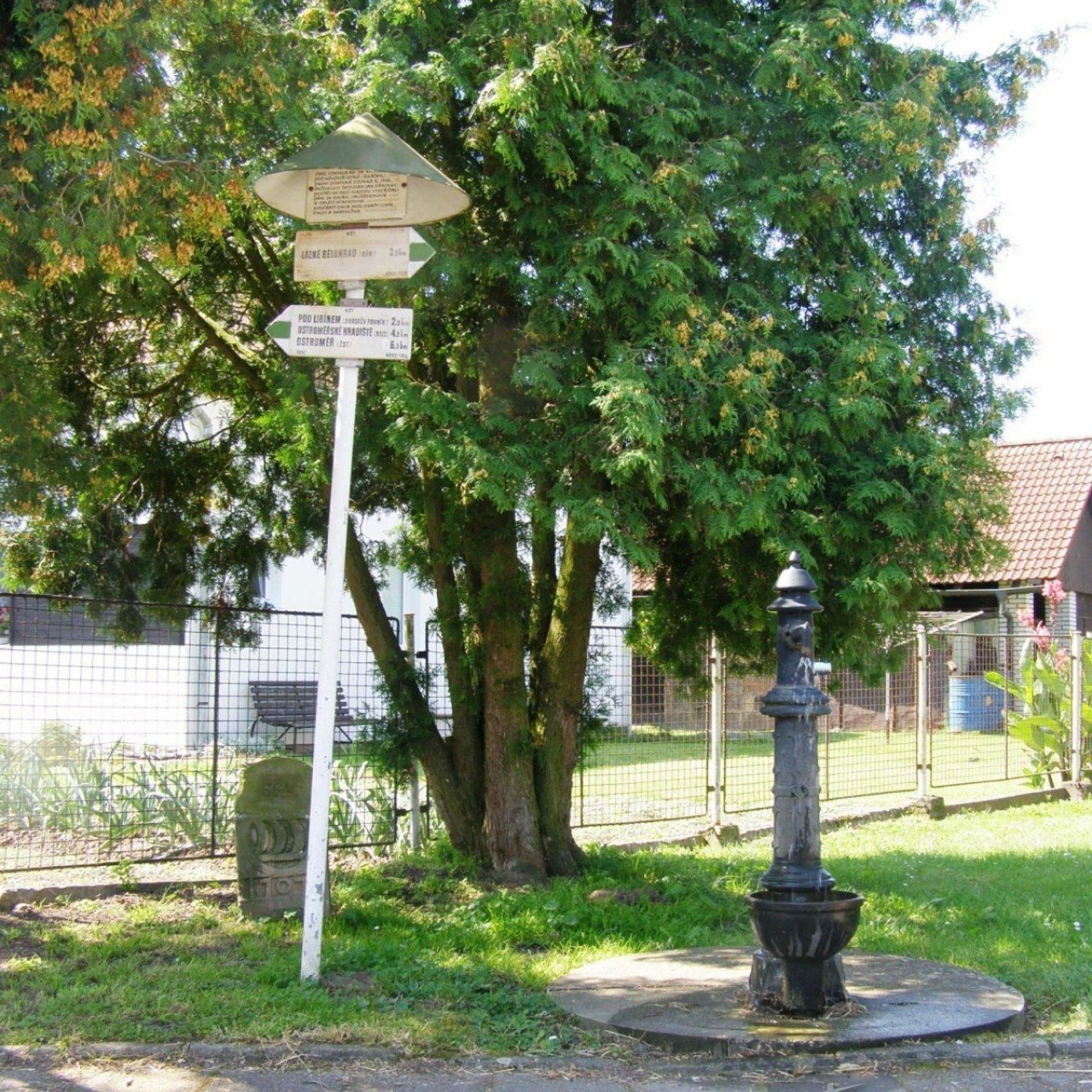 turistické rozcestí Šárovcova Lhota