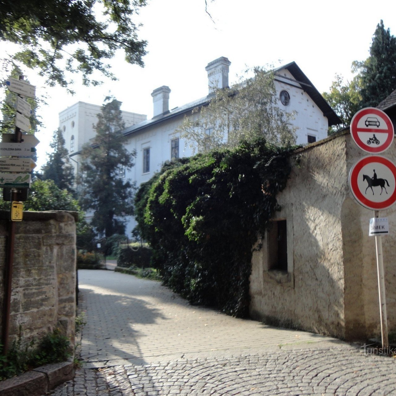 turistické rozcestí Slatiňany - u zámku