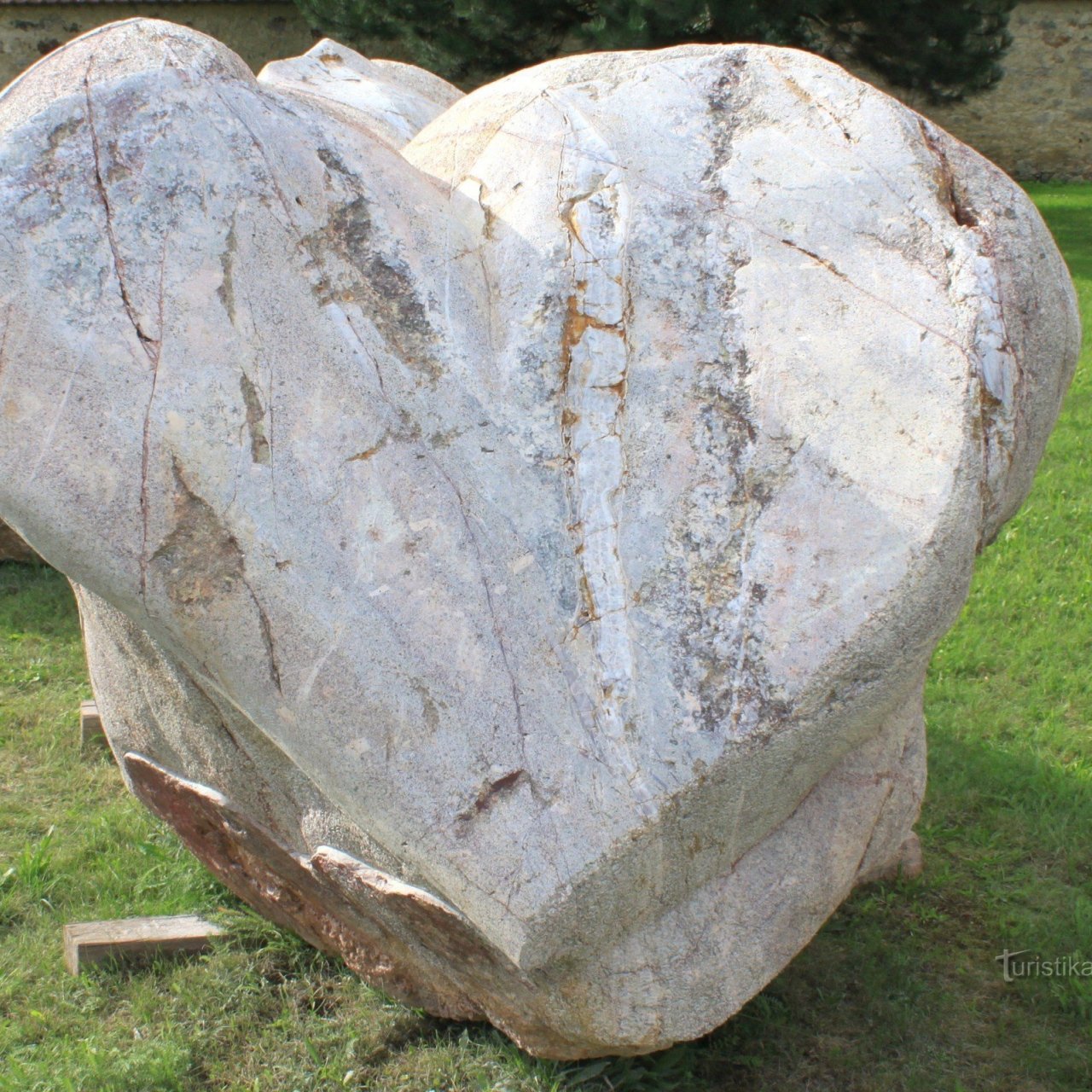 Sokolov - kamenné srdce v parku.