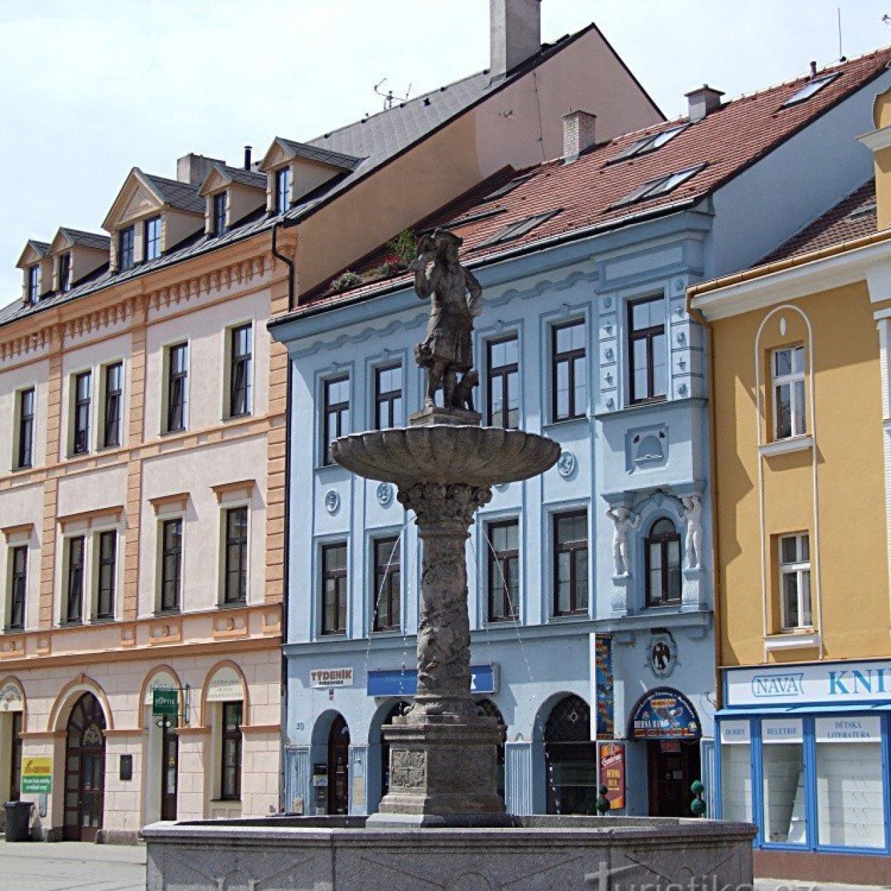 Kašna s plastikou sokolníka