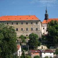 Zámek na návrší nad obcí