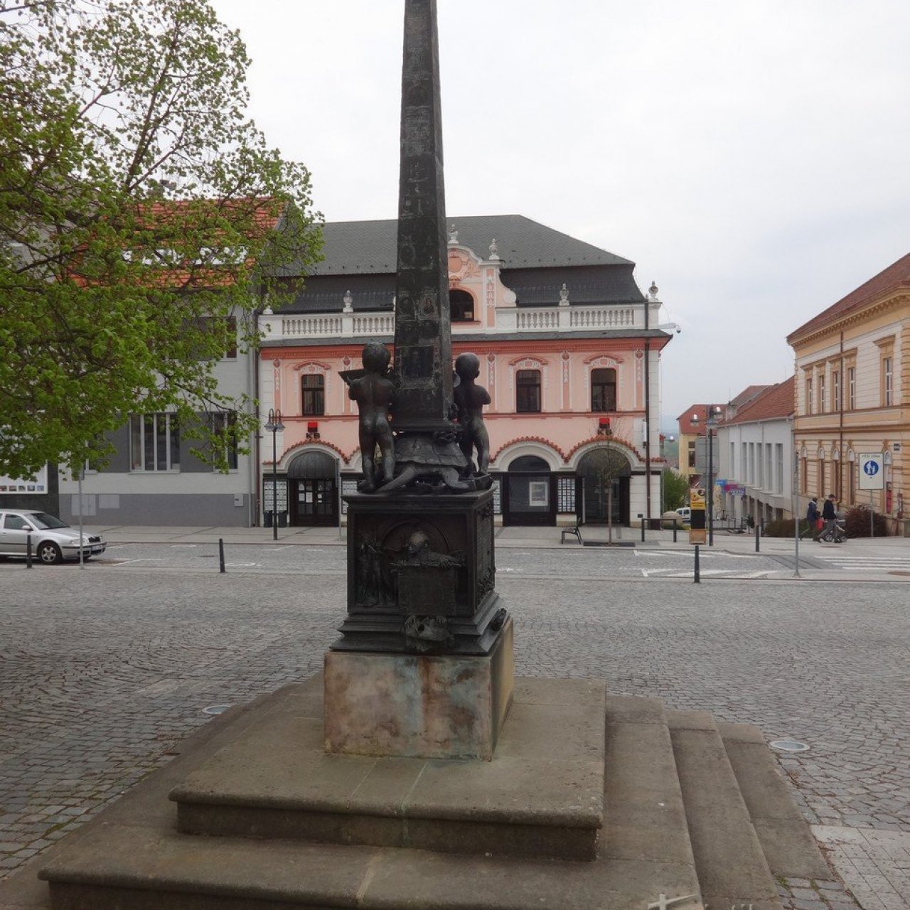 Obelisk Via Lucis na Masarykově náměstí v Uherském Brodě
