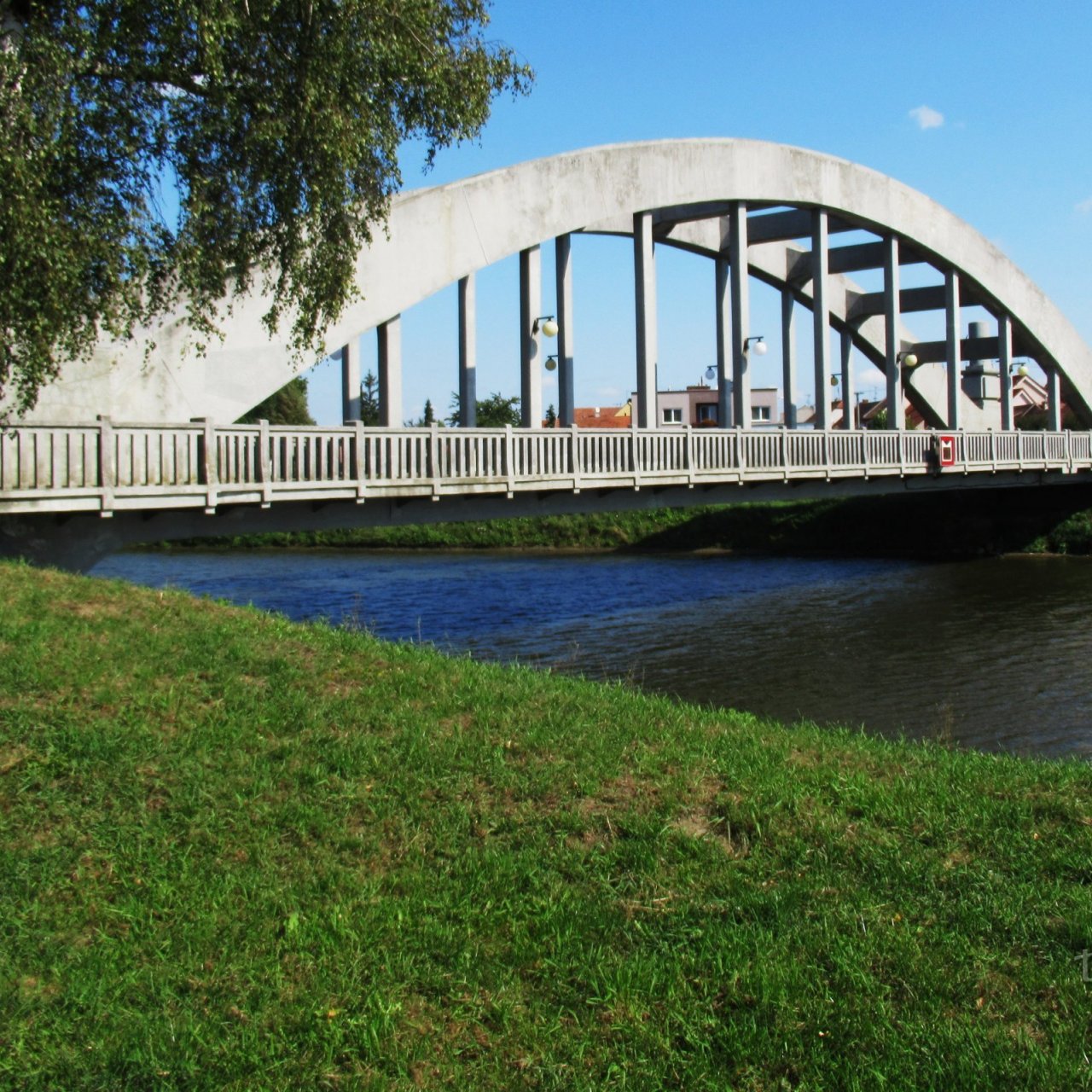 Obloukový most - architektonická dominanta v Uh. Ostrohu