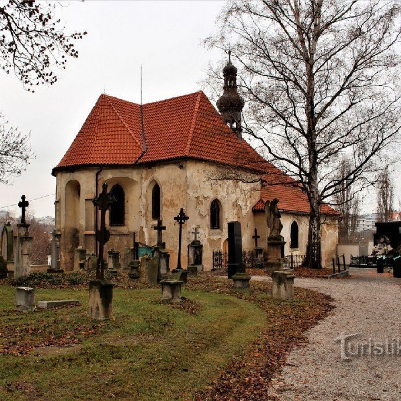 Mikulášský hřbitov a kostel sv. Mikuláše v Plzni.