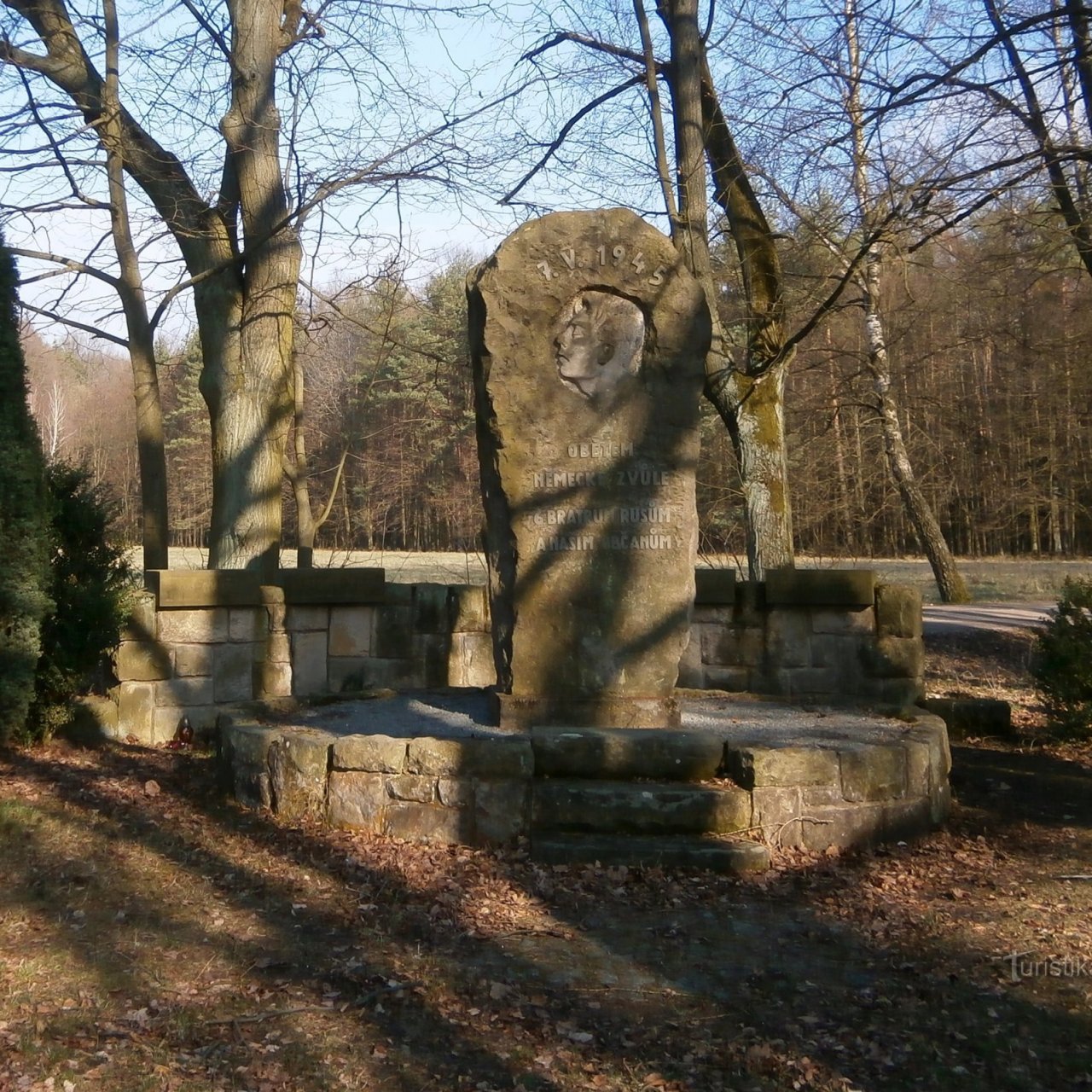 Zřízení pomníku popraveným spoluobčanům a sovětským zajatcům ve Vysoké nad Labem v roce 1947